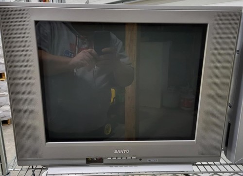 Sanyo 20” CRT TV Flat Screen Television DS20425 **GREAT FOR VINTAGE VIDEO GAMES!