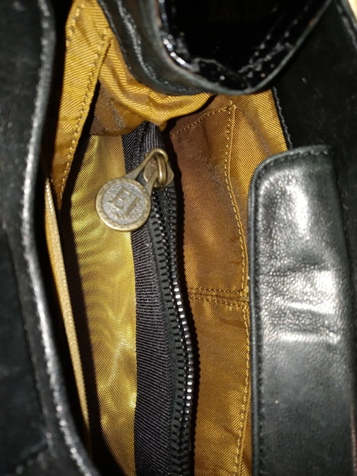 Bolso de hombro Eric Javits acolchado con diamantes charol negro. Foto 4 de 4