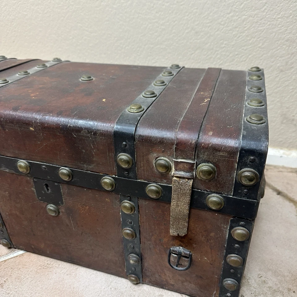 Antiguo baúl de vapor de cabina años 1900 Theo Lilley cuero latón tachonado excelente Foto 2 de 4