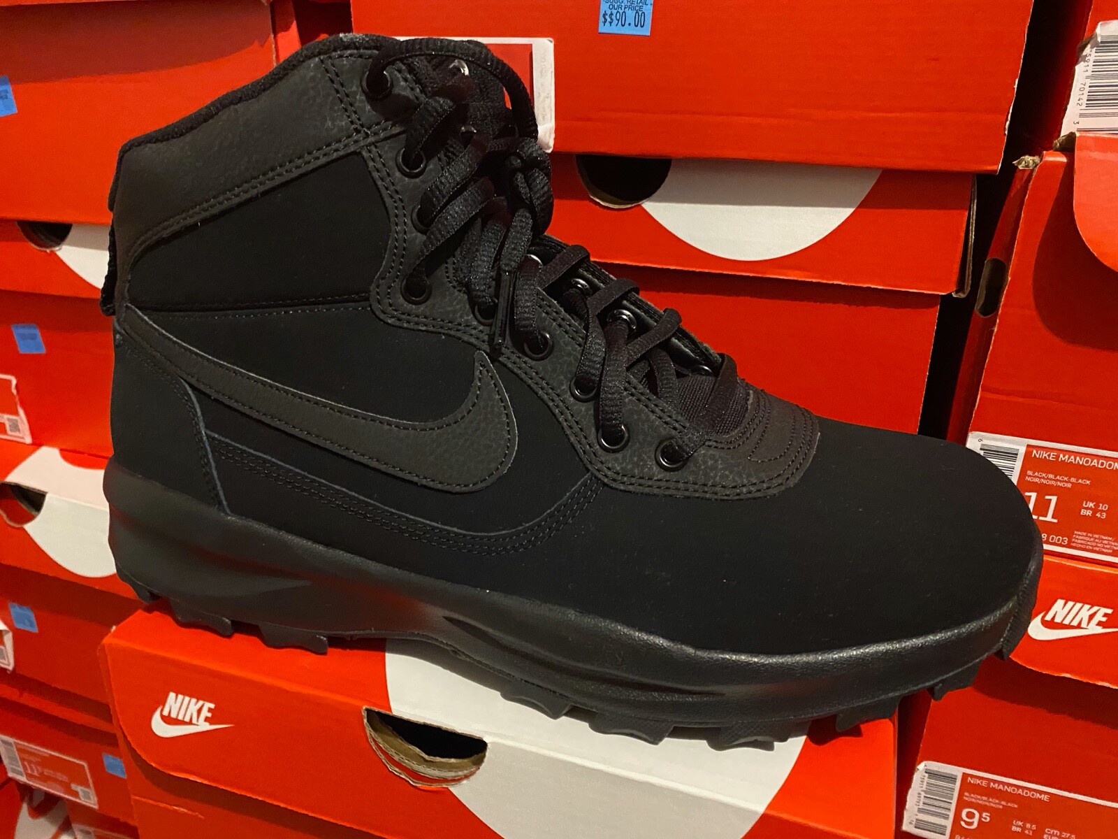 nike manoadome boots black