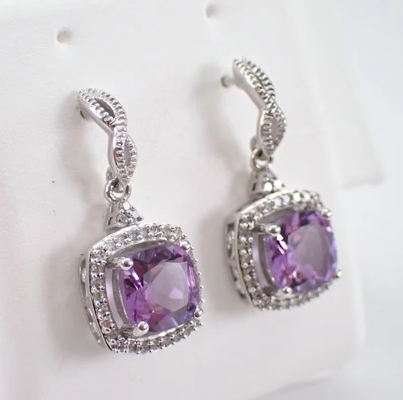 Pendientes colgantes/gotas con halo de amatista natural de corte cojín de 3 quilates enchapados en oro blanco de 14 quilates Foto 2 de 4