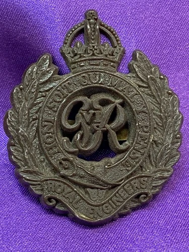 Genuine WW2 Economy The Royal Engineers Plastic Cap Badge w/blades