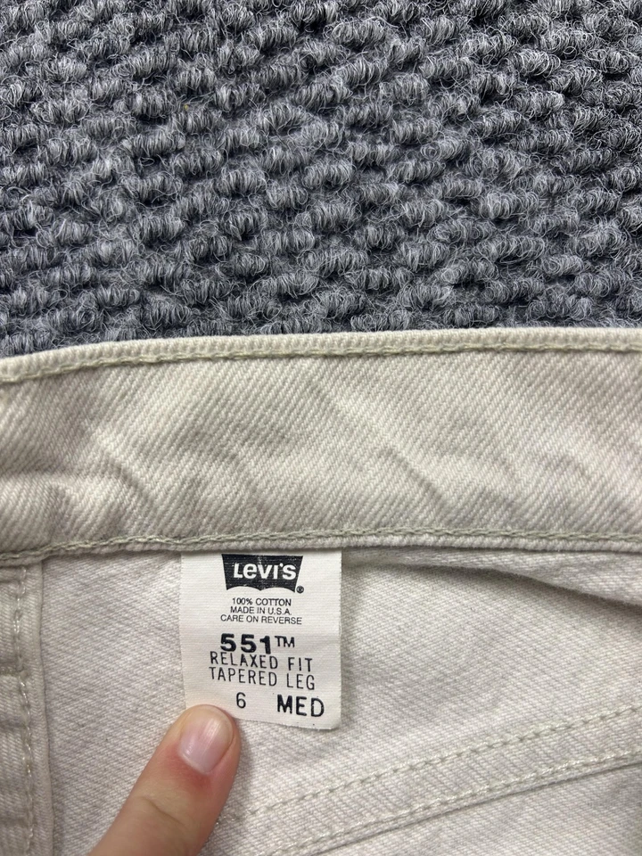 Jeans feminino vintage Levis 551 6 bege perna cônica relaxada feito nos EUA anos 90 - Imagem 2 de 4
