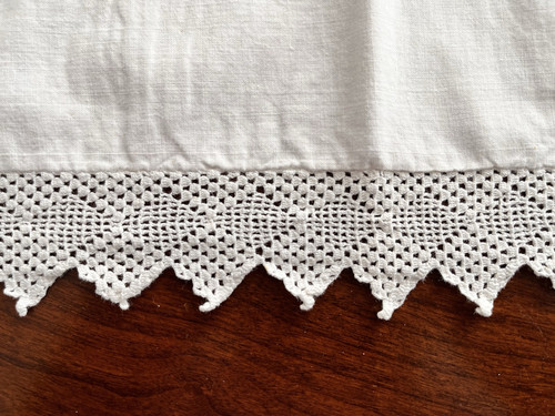 Bright White Embroidered Cotton Tablecloth/Topper w/Lace Trim 32x44 (#2) - Bild 5 von 10