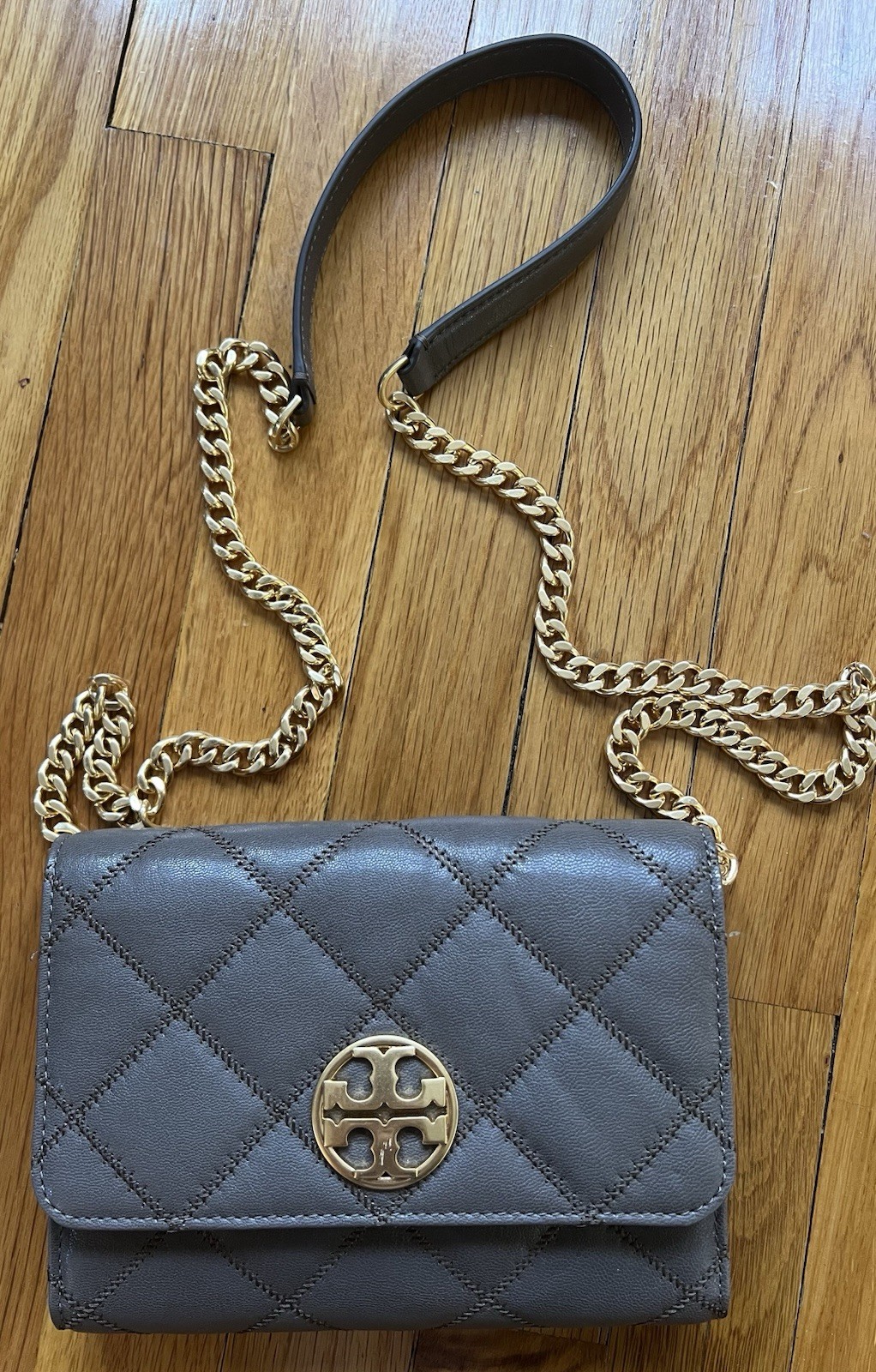 Tory Burch Leather Willa Chain Wallet In Volcanic Stone / Gr