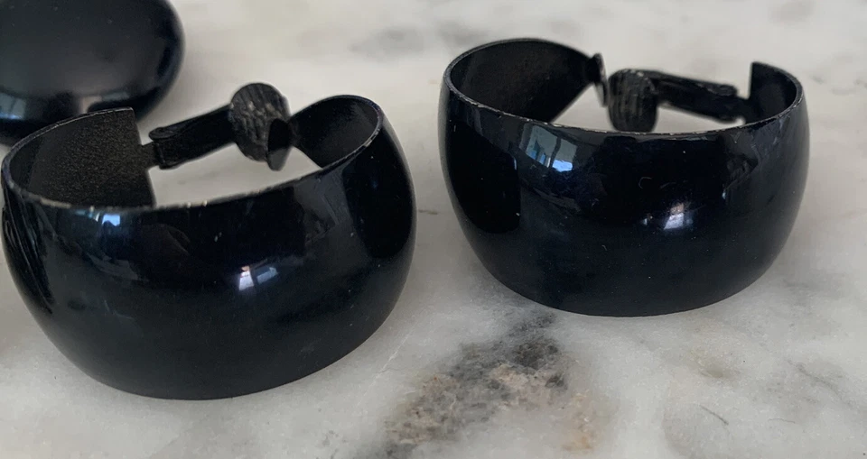 Vtg Acrylic Black Lot hoop earrings - Image 4 of 4