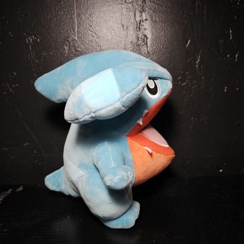 Pokemon Gible 8" Peluche Gamestop Exclusivo 2022 Jazzwares - Imagen 6 de 6