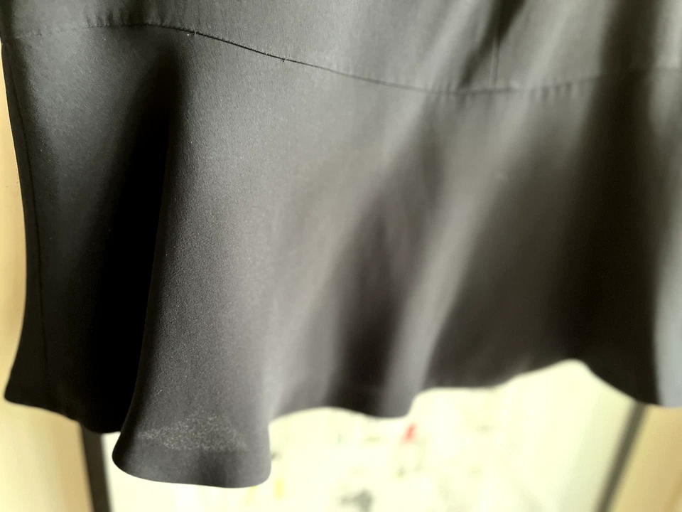 Rena Lange 14 black silk skirt w flutter possibly altered back zip rayon lining. Foto 3 de 4