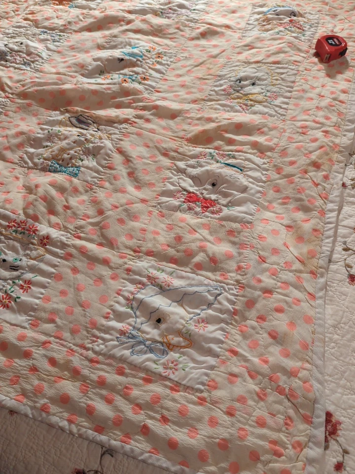 Edredón de cuna de bebé bordado a mano acolchado a mano 38x47 1950 de colección Foto 3 de 4