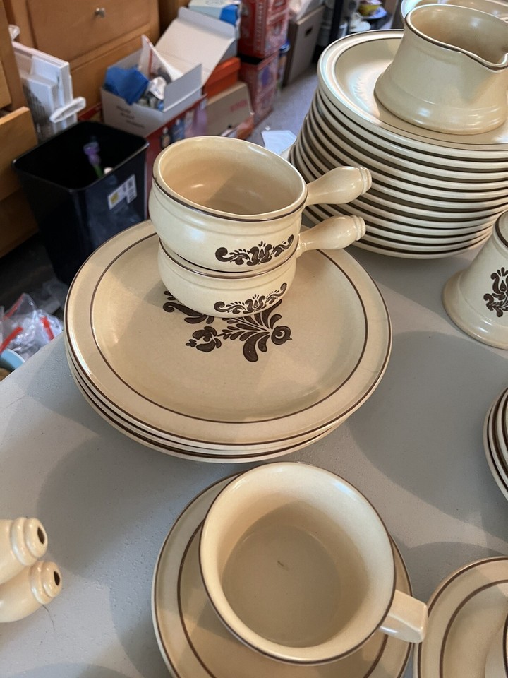 VINTAGE PFALTZGRAFF VILLAGE SET OF 72 PIECES GREAT CONDITION RARE