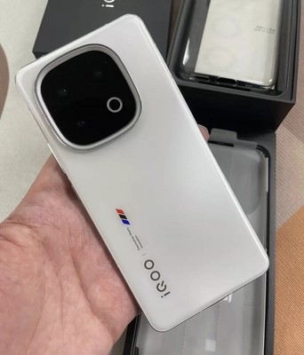 vivo iQOO 13 5G 6.82'' 50MP LTPO AMOLED 144Hz Snapdragon 8 Elite High-Res Camera