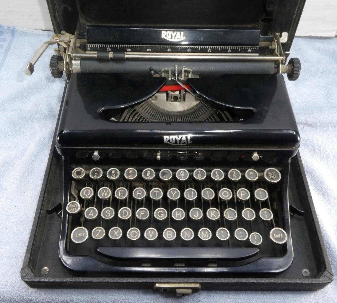 Vintage Royal Portable Manual Typewriter w/ Case Model O