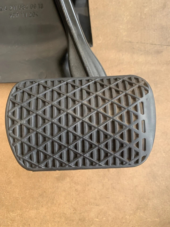 Conjunto de pedal de freno Mercedes Benz W211 E320 E500 2003-2006 A2112900719 OEM Foto 2 de 4