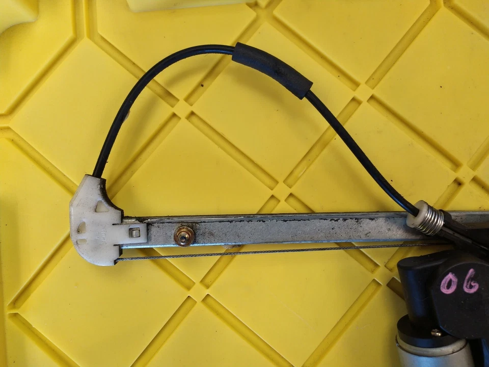 PASSENGER RIGHT REAR WINDOW REGULATOR  2006 MAZDA 3 Foto 2 de 4