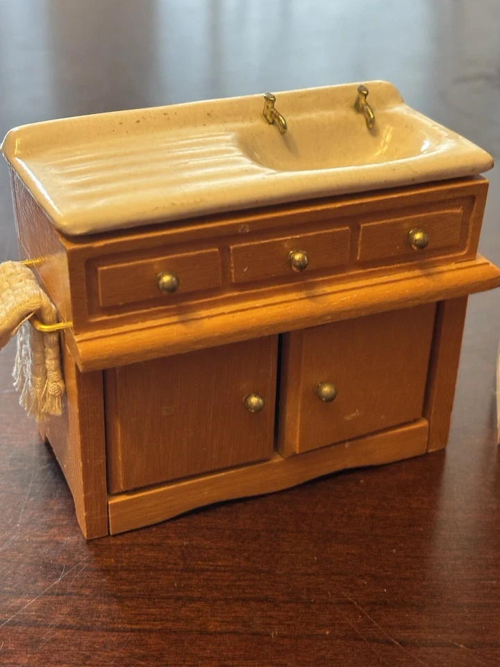 Juego de cocina para casa de muñecas Concord miniaturas Hutch mesa fregadero de cerámica y utensilios de cocina Foto 2 de 4