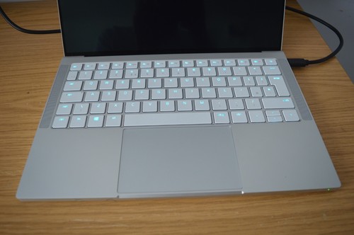 Razer Book 13, i7 11th Gen, 512GB SSD, 16GB Ram Silver - FAULTY #172 - Afbeelding 2 van 12