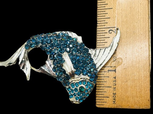 Vintage Midcentury Montana Blue & Teal Glass Rhinestone Gold Tone Fish Brooch - Picture 6 of 6