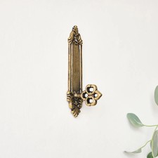 Antiguo gancho de pared para llave de puerta de latón dorado
