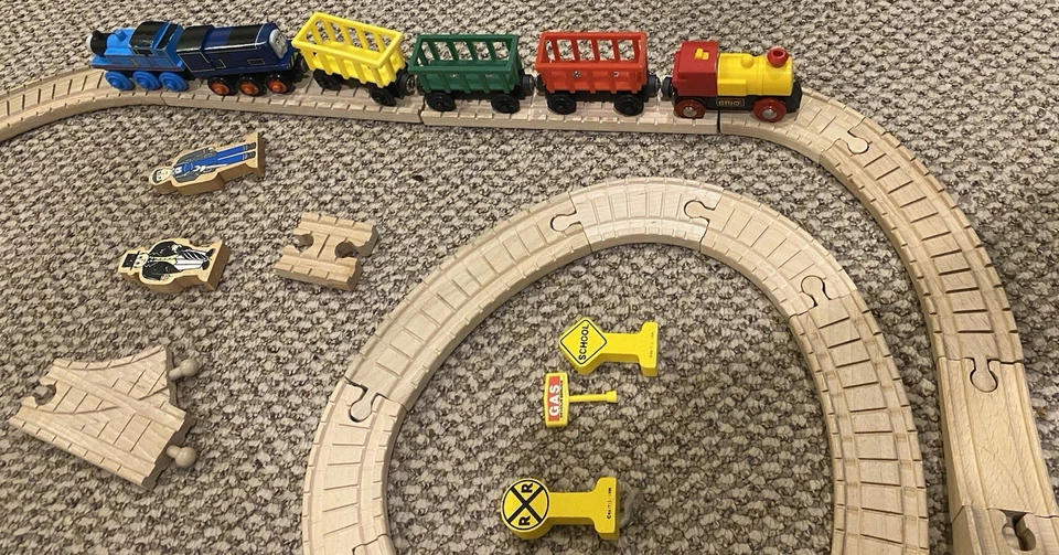 Juego de tren y vías de madera de 36 piezas Thomas The Train & Friends de colección Foto 2 de 4