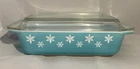PYREX 575-B 2qt Vintage White Snowflakes on Turquoise Casserole Dish With Lid