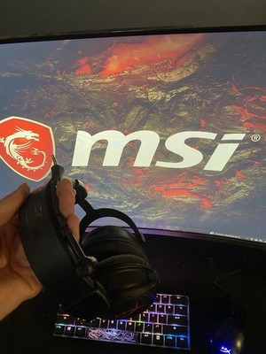 MSI VR Ready pc with 32 inch Samsung curved monitor  & Hyper X accessories
