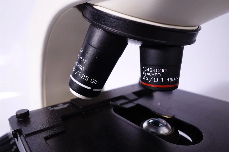 Microscopio Leica CME con 3 objetivos - Excelente estado de funcionamiento Foto 2 de 4