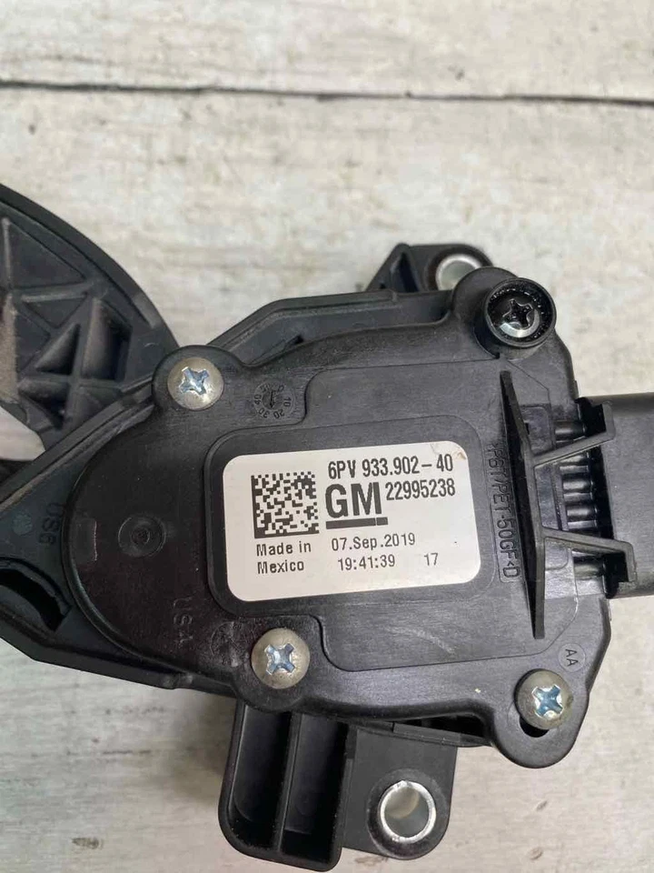 Chevrolet Traverse accelerator pedal 2020 pedal assy OEM 2.0L 22995238 - Image 4 of 4