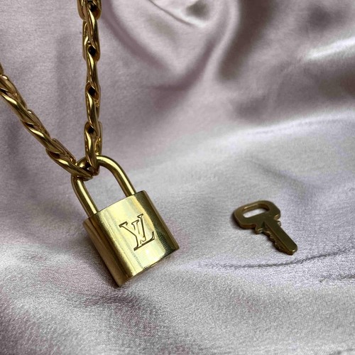 Louis Vuitton Padlock with Chunky Chain Necklace - Picture 3 of 8