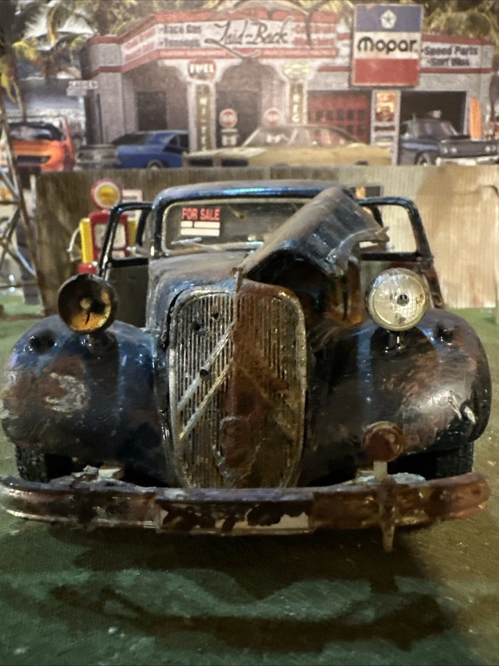 1952 Citroen T/A - Saigon Vietnam - Barn Find Cars- 1:18 DiECAST - Ruined - Image 2 of 4