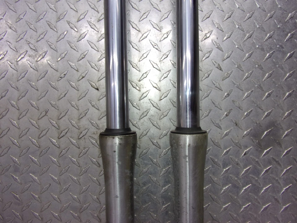 982 B SUZUKI INTRUDER VS 700 1986 OEM FORK LEGS FRONT FORKS SUSPENSION TUBES — 第 3/4 张图片