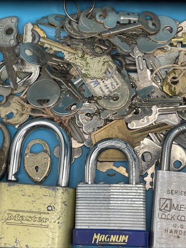 Lot Vintage Metal locks (with no keys) and assorted keys large lot almost 5 lbs - Picture 2 of 24