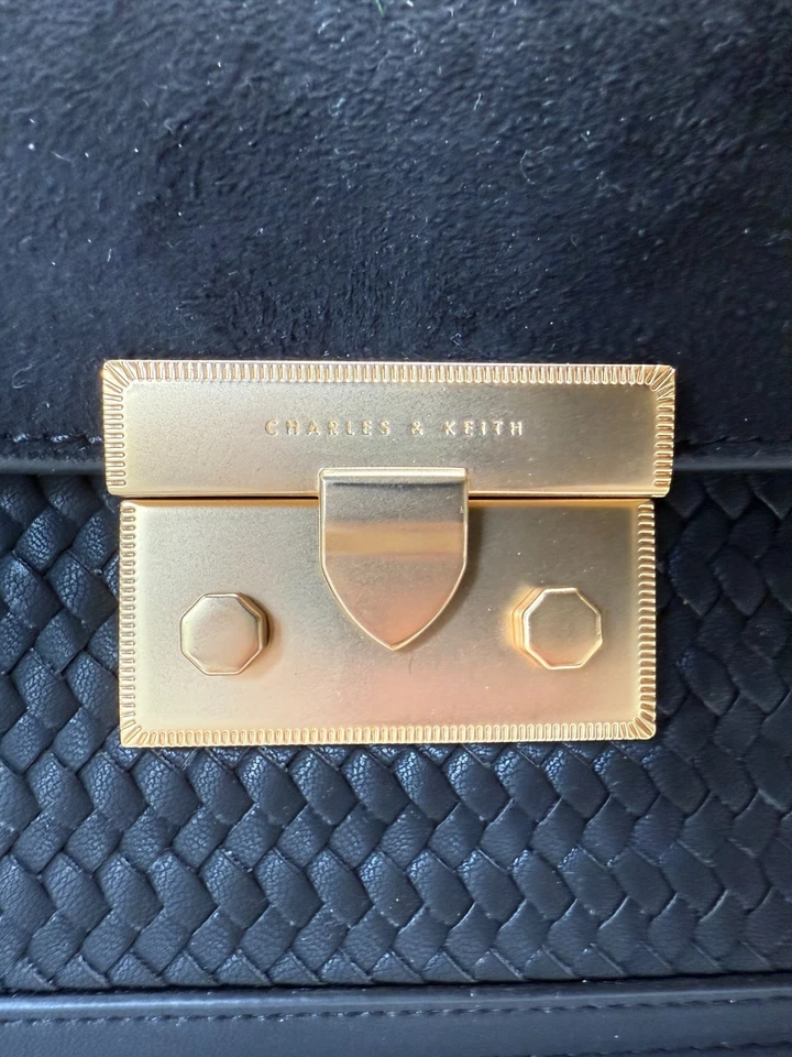 Сумка через плечо Charles & Keith черная текстурированная с золотой цепочкой 7 дюймов x 5 дюймов x 2 дюйма - Изображение 4 из 4