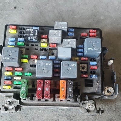 2000-2002 Chevy Silverado Sierra Engine Fuse Box Junction Block 15328806-05 OEM