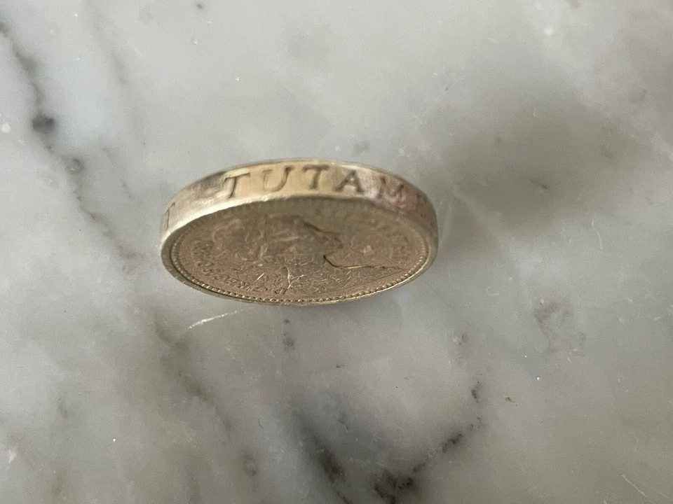 Moeda de uma libra Queen Elizabeth II 1983 Royal Arms DECUS ET TUTAMEN ERRO DE IMPRESSÃO - Imagem 2 de 4