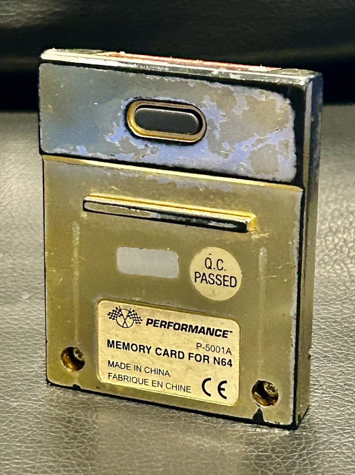 Tarjeta de memoria dorada Performance Nintendo 64 N64 Toys R exclusiva de la tienda de EE. UU. Foto 2 de 2