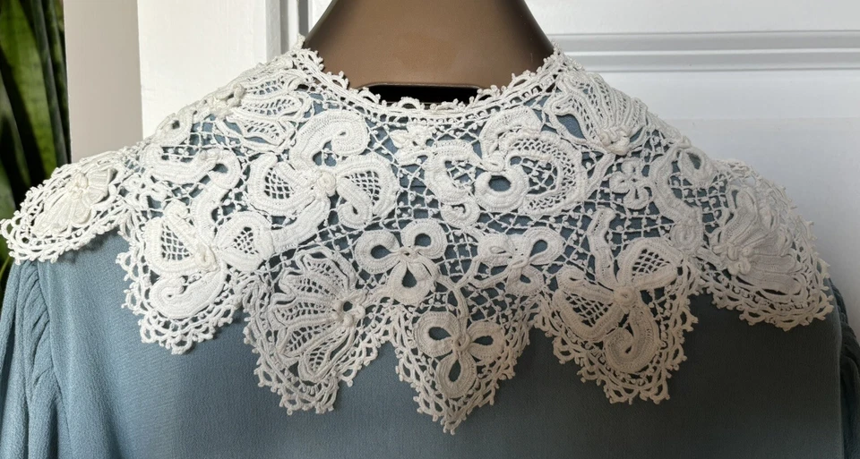 Antiguo cuello de niña vintage Bertha grande hecho a mano de encaje anudado ganchillo blanco roto Foto 3 de 4