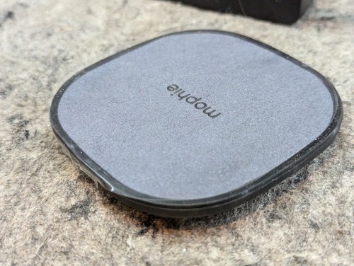 Mophie 15W Fast Charge Wireless Charging Pad for iPhones, Andriod, Galaxy Phones - Picture 5 of 11