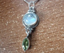 Collar de plata de ley 925 de 2 gemas de peridoto facetado y piedra lunar