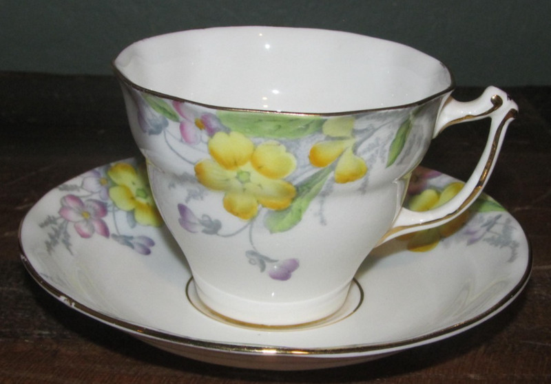 Vtg Old Royal Bone China England Yellow Flower Gold Trim Teacup & Saucer