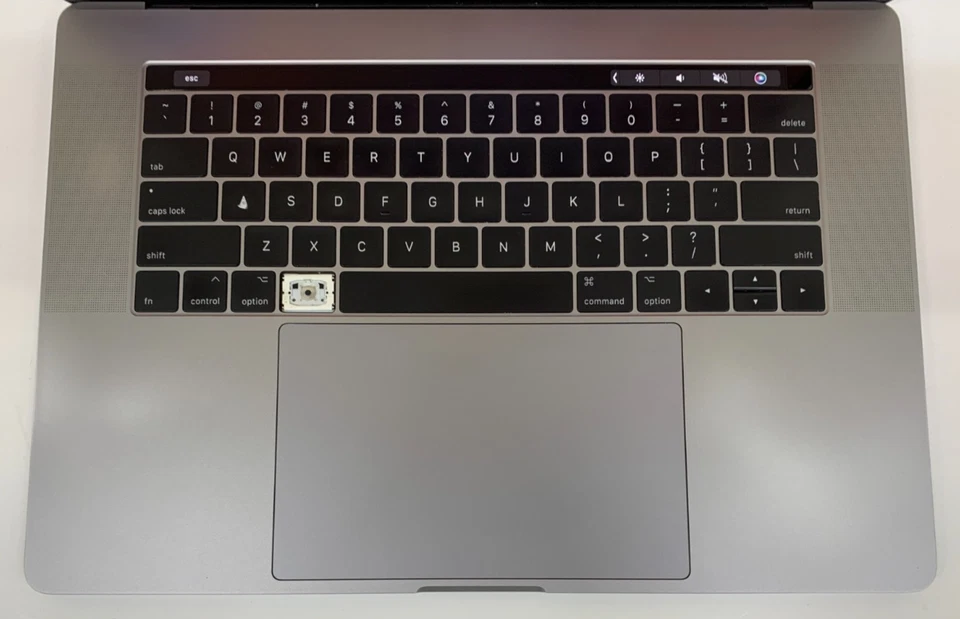 Apple MacBook Pro A1707 15" i7 7th Gen 16GB RAM 256GB SSD Grade C US - Image 2 of 4