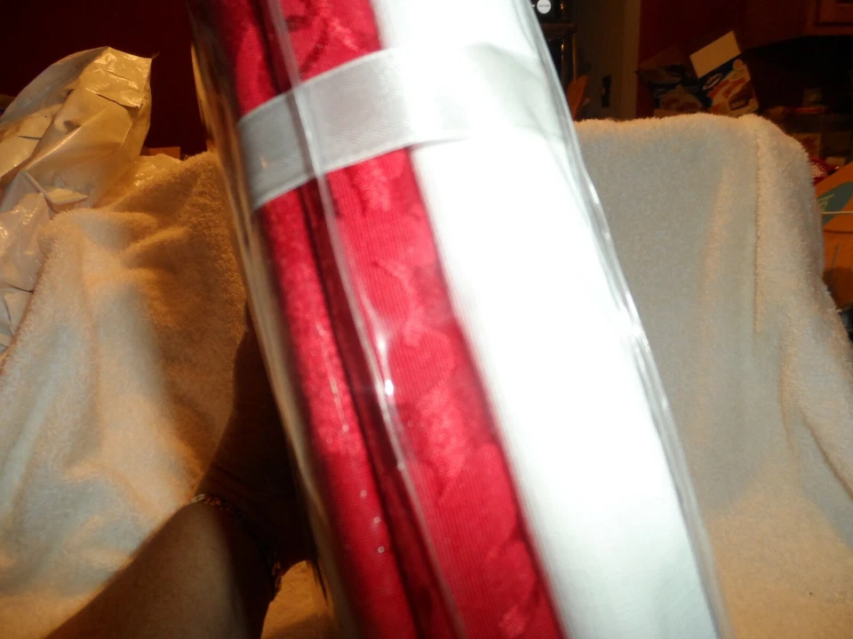 Everything Table set -red tablecloth, vinyl table pad, 6 napkins 60x84 oblong - Image 4 of 4