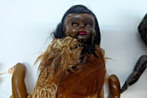 3 VINTAGE HARD PLASTIC PACIFIC ISLAND DOLLS TAPA CLOTH MAORI FEATHER CLOAK MOKO - Picture 6 of 6