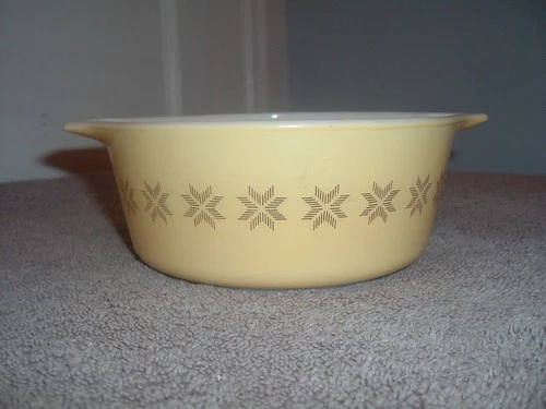 Vintage Pyrex Brown and Yellow 1.5 pint Bowl #472. Town and Country CLEAN