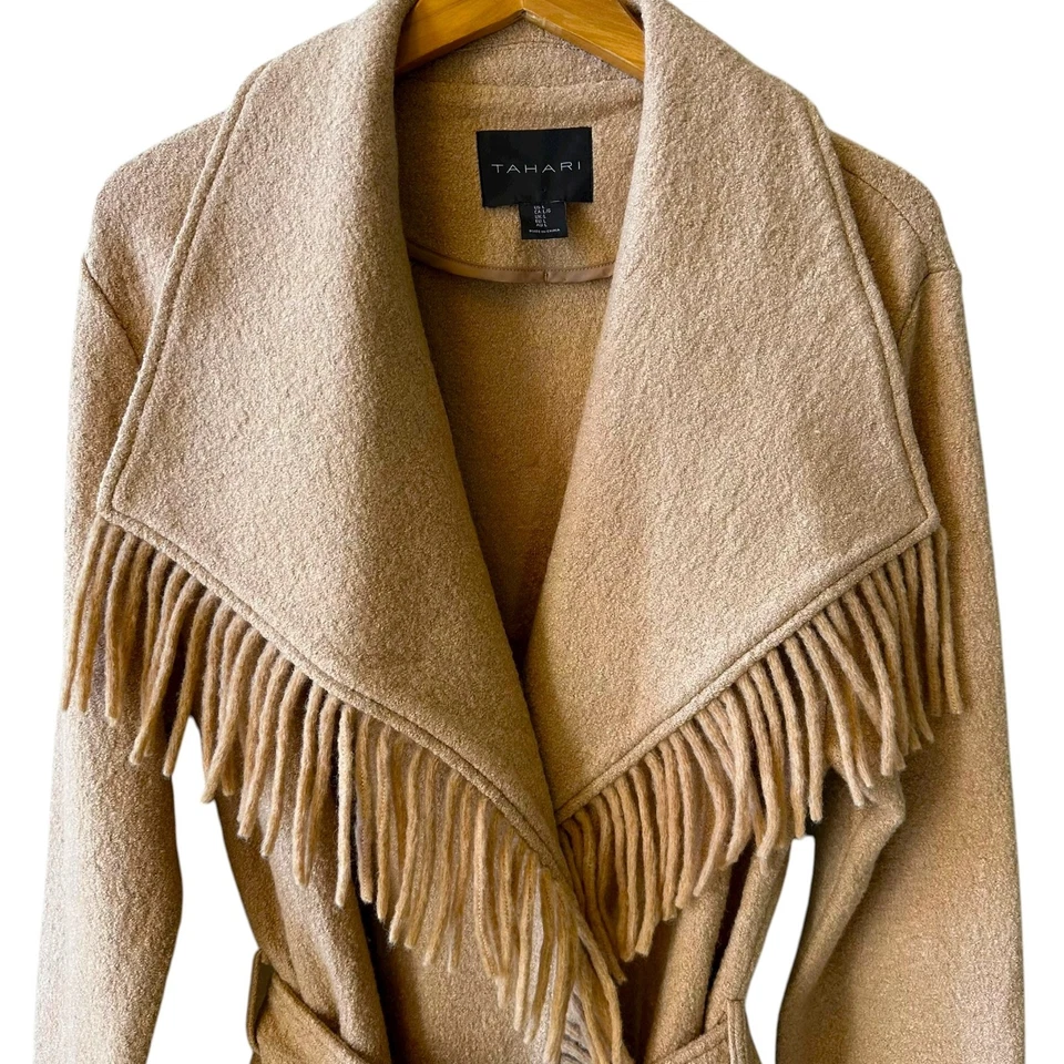 Abrigo envolvente con flecos de lana hervida camel Tahari para mujer talla grande Western acogedora cabina Foto 3 de 4