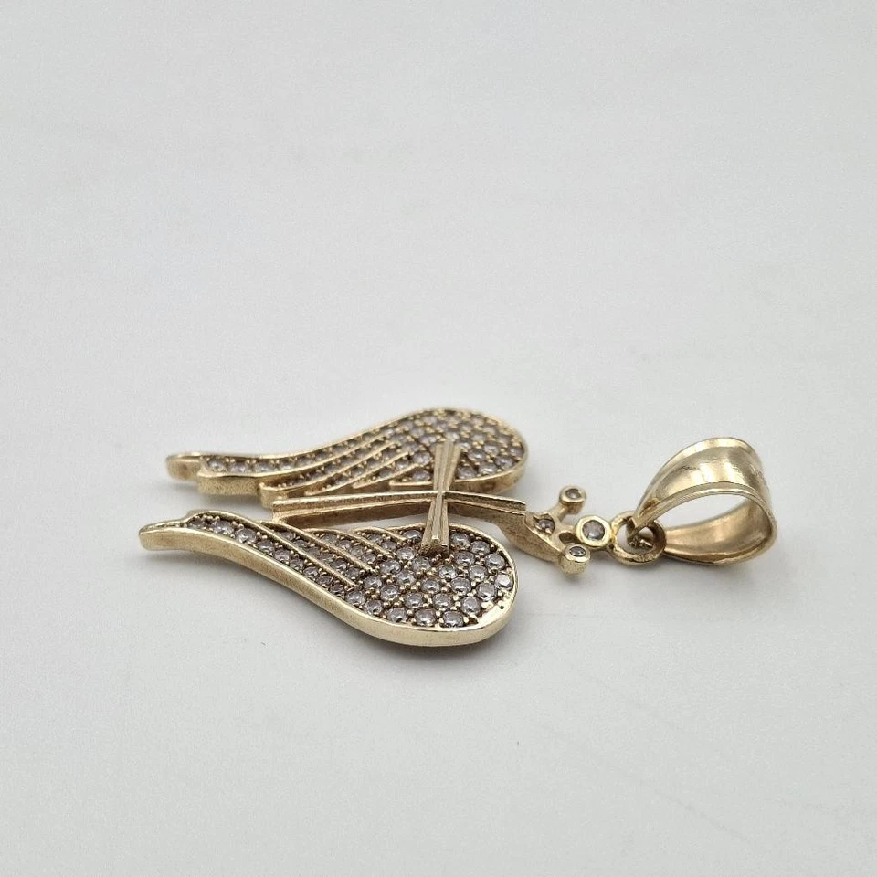 Juego de pavé de oro amarillo de 10 quilates circonita cúbica circonita cúbica con incrustaciones de alas de ángel y colgante de cruz Foto 4 de 4