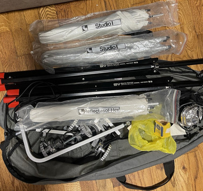 Smith Victor Studio Lighting Kit S3 w/ 3 Umbrellas Stands Tamrac Bag