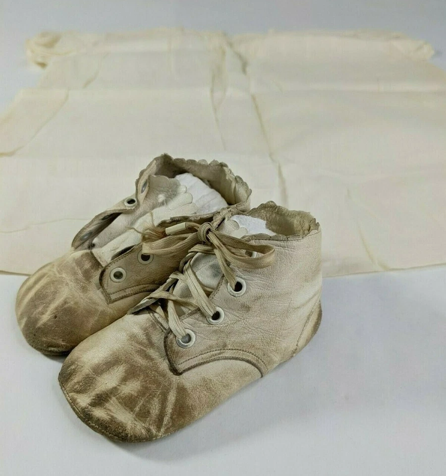 Antiguo vestido de bebé de algodón, vestido simple cosido a mano, además de zapatos de cuero Foto 4 de 4