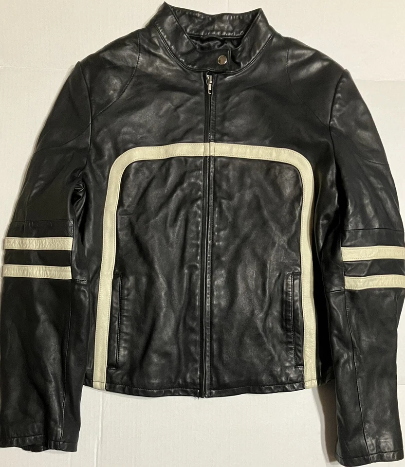 Chaqueta Máxima de Cuero Wilson’s De Colección para Mujer Talla Grande Negra con Rayas Blancas Foto 2 de 4