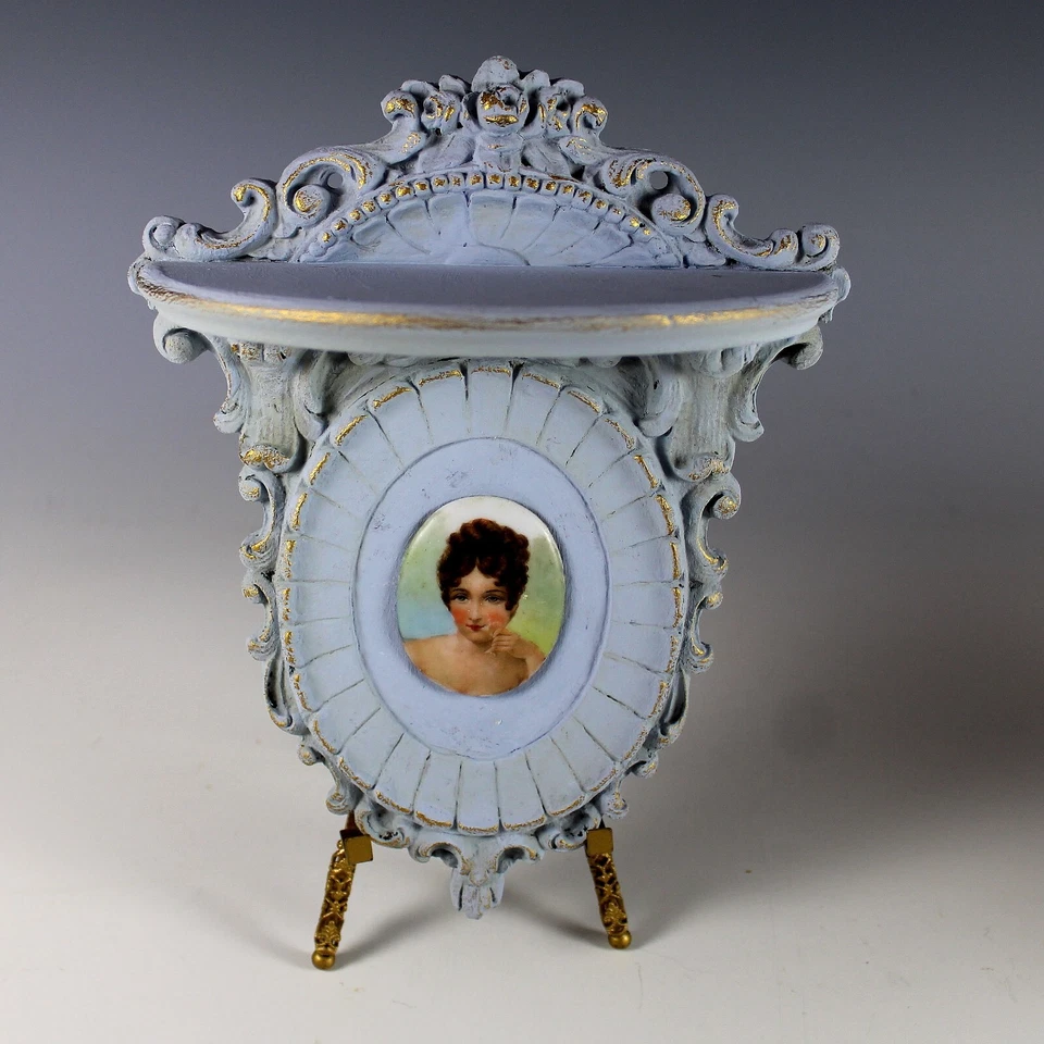 Par de estantes antiguos de exhibición de pintura Chippy, apliques con miniaturas Foto 2 de 4