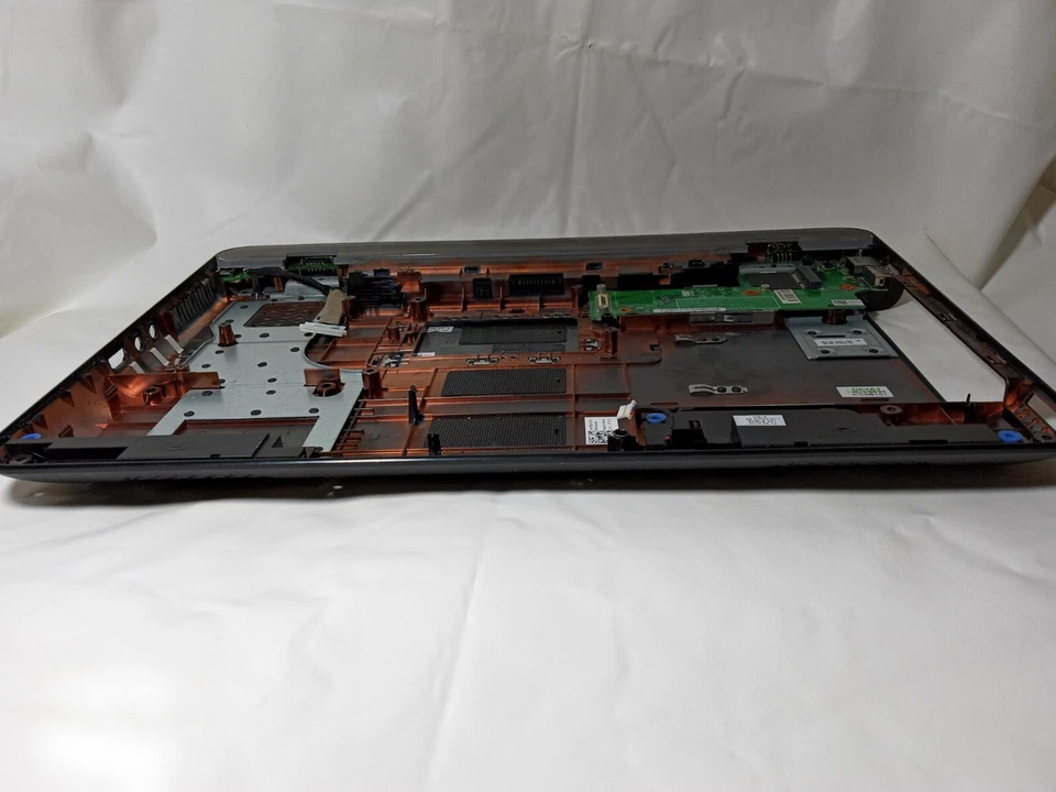 Funda inferior Dell Inspiron M5010 Foto 4 de 4